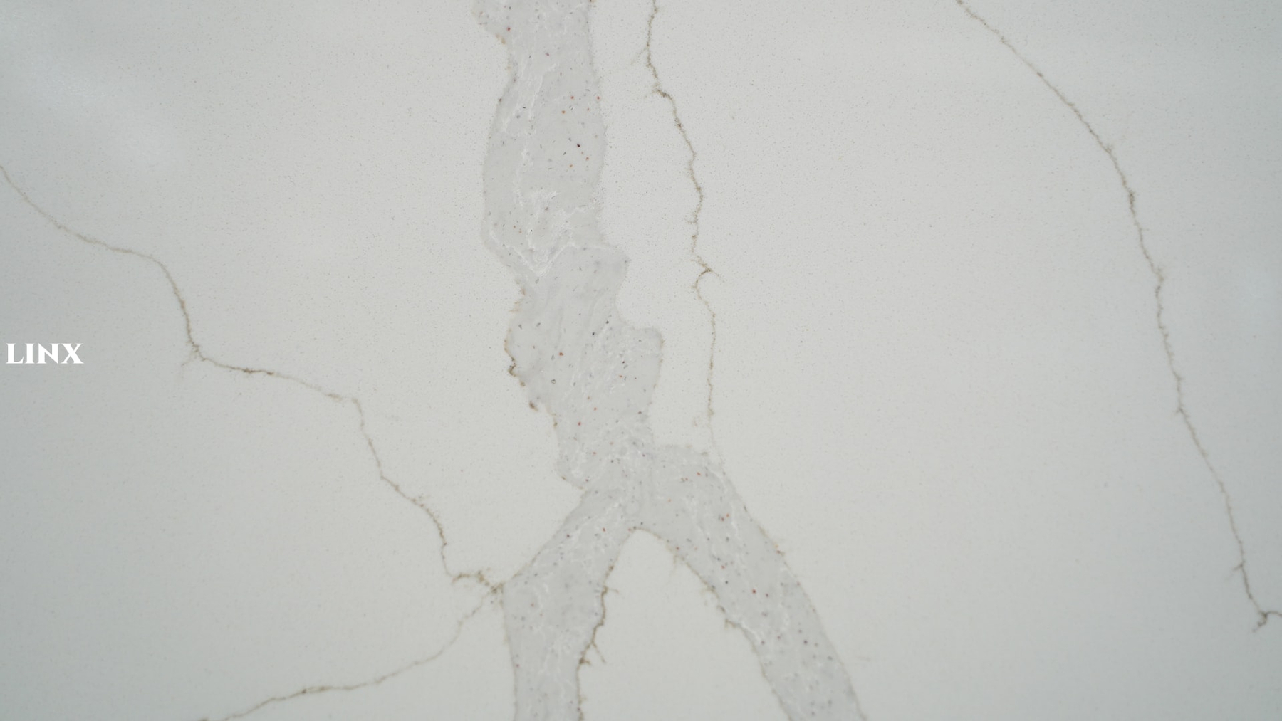 LX6824 CALACATTA WHITE QUARTZ STONE CLOSE UP 2 LINX SURFACES