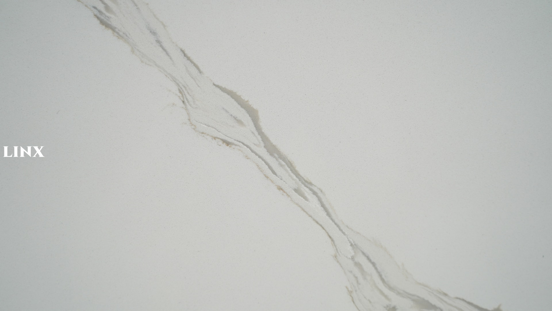 LX6828 CALACATTA WHITE QUARTZ STONE CLOSE UP 2 LINX SURFACES