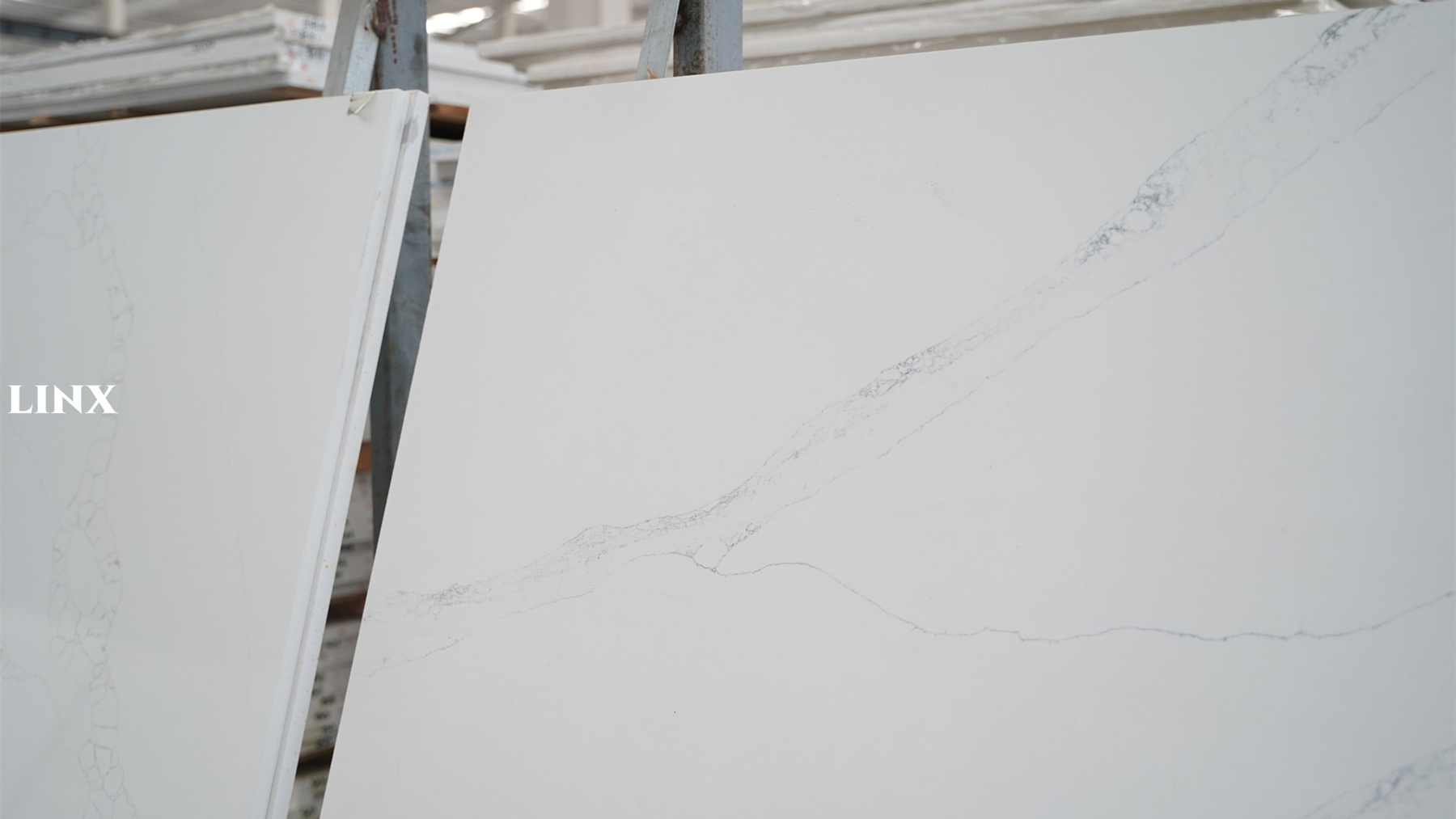 LX6836 CALACATTA WHITE QUARTZ STONE CLOSE UP 2 LINX SURFACES