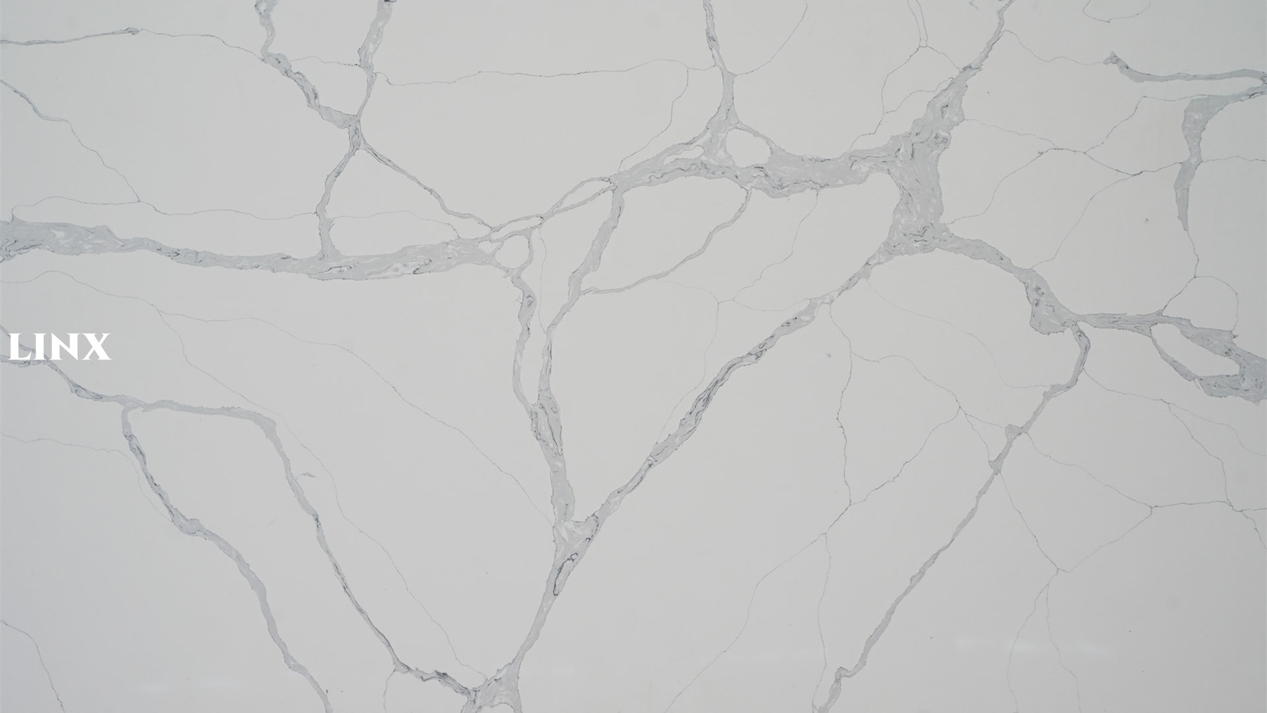 LX6841 CALACATTA WHITE QUARTZ STONE CLOSE UP 1 LINX SURFACES
