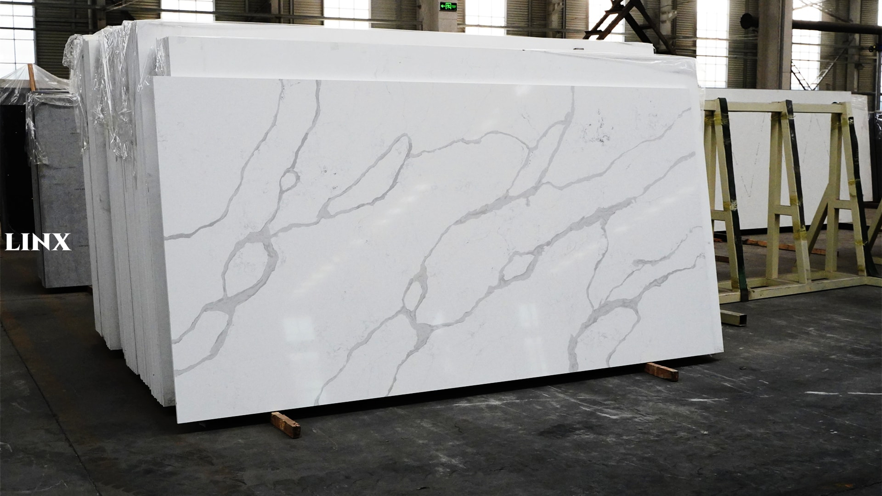 LX6867 CALACATTA WHITE QUARTZ STONE 1 LINX SURFACES