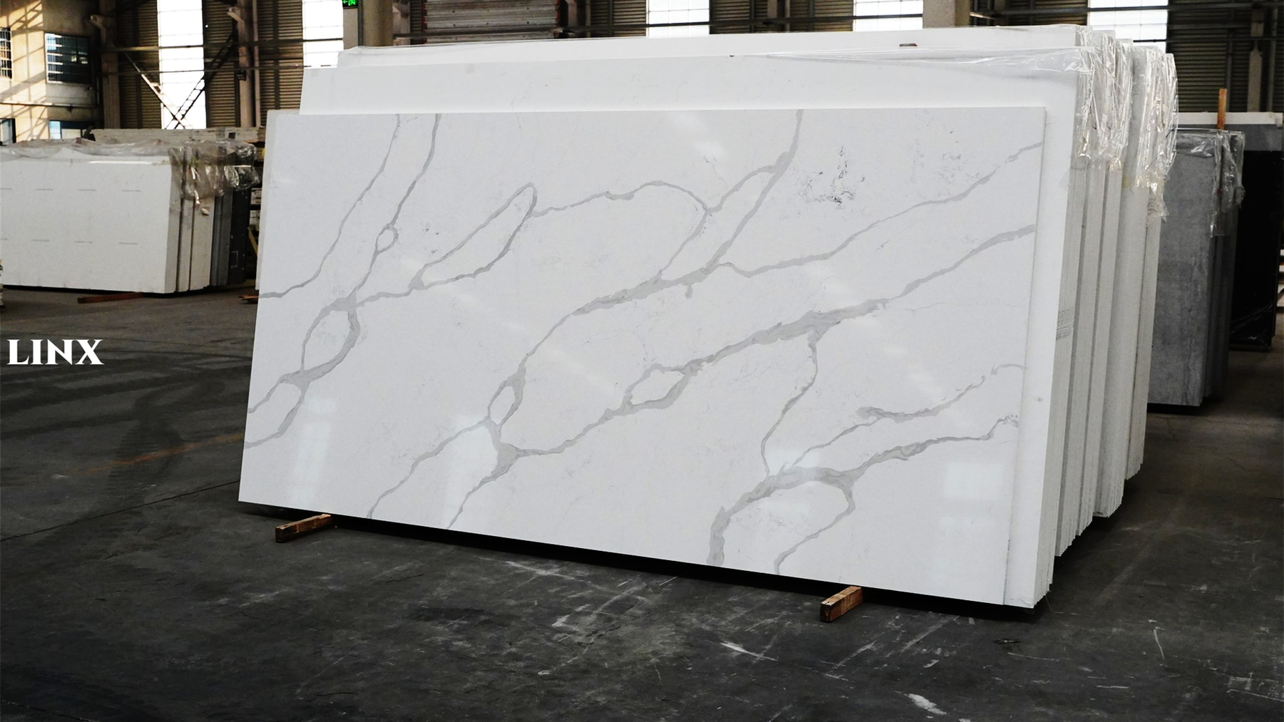 LX6867 CALACATTA WHITE QUARTZ STONE 2 LINX SURFACES