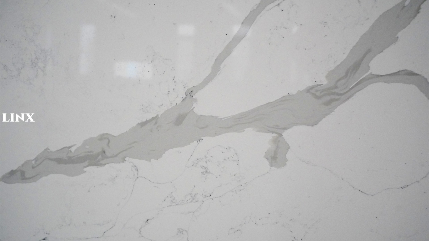 LX6867 CALACATTA WHITE QUARTZ STONE CLOSE UP LINX SURFACES