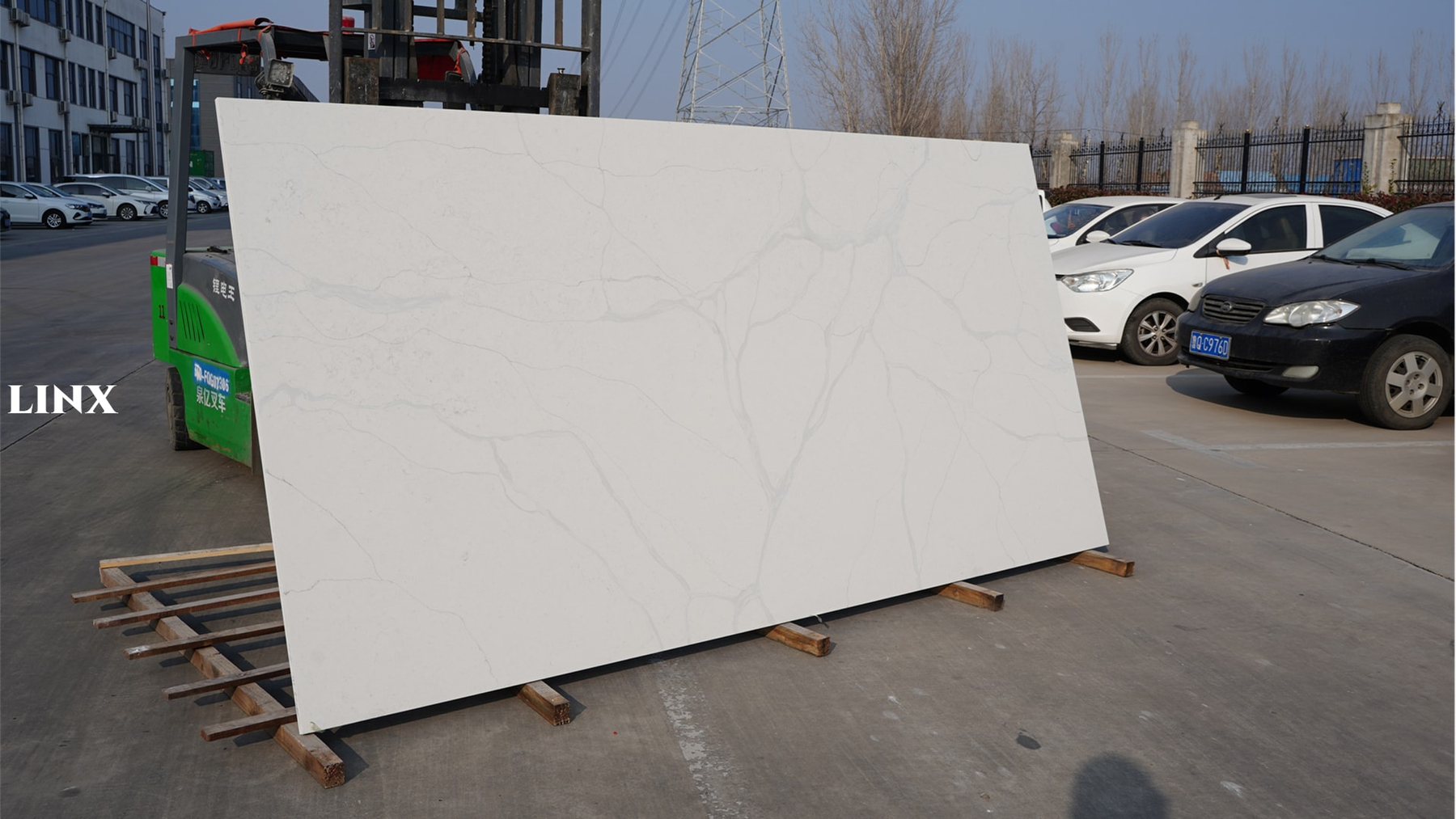 LX6870 CALACATTA WHITE QUARTZ STONE 1 LINX SURFACES