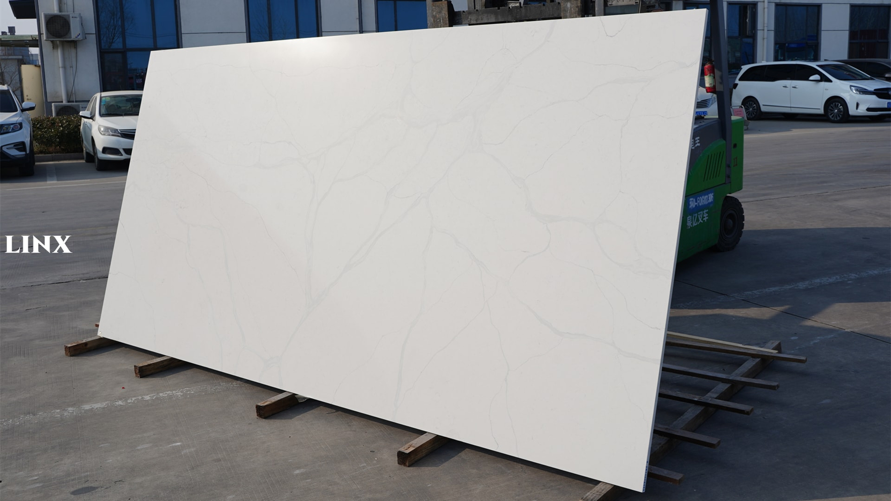 LX6870 CALACATTA WHITE QUARTZ STONE 2 LINX SURFACES