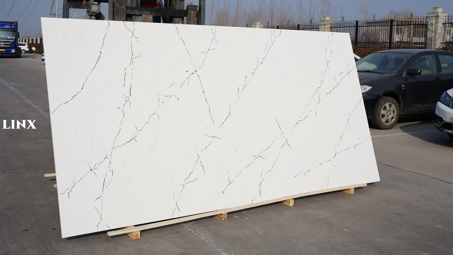 LX6872 CALACATTA WHITE QUARTZ STONE 1 LINX SURFACES