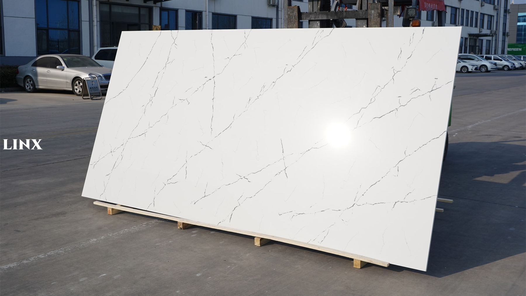 LX6872 CALACATTA WHITE QUARTZ STONE 2 LINX SURFACES