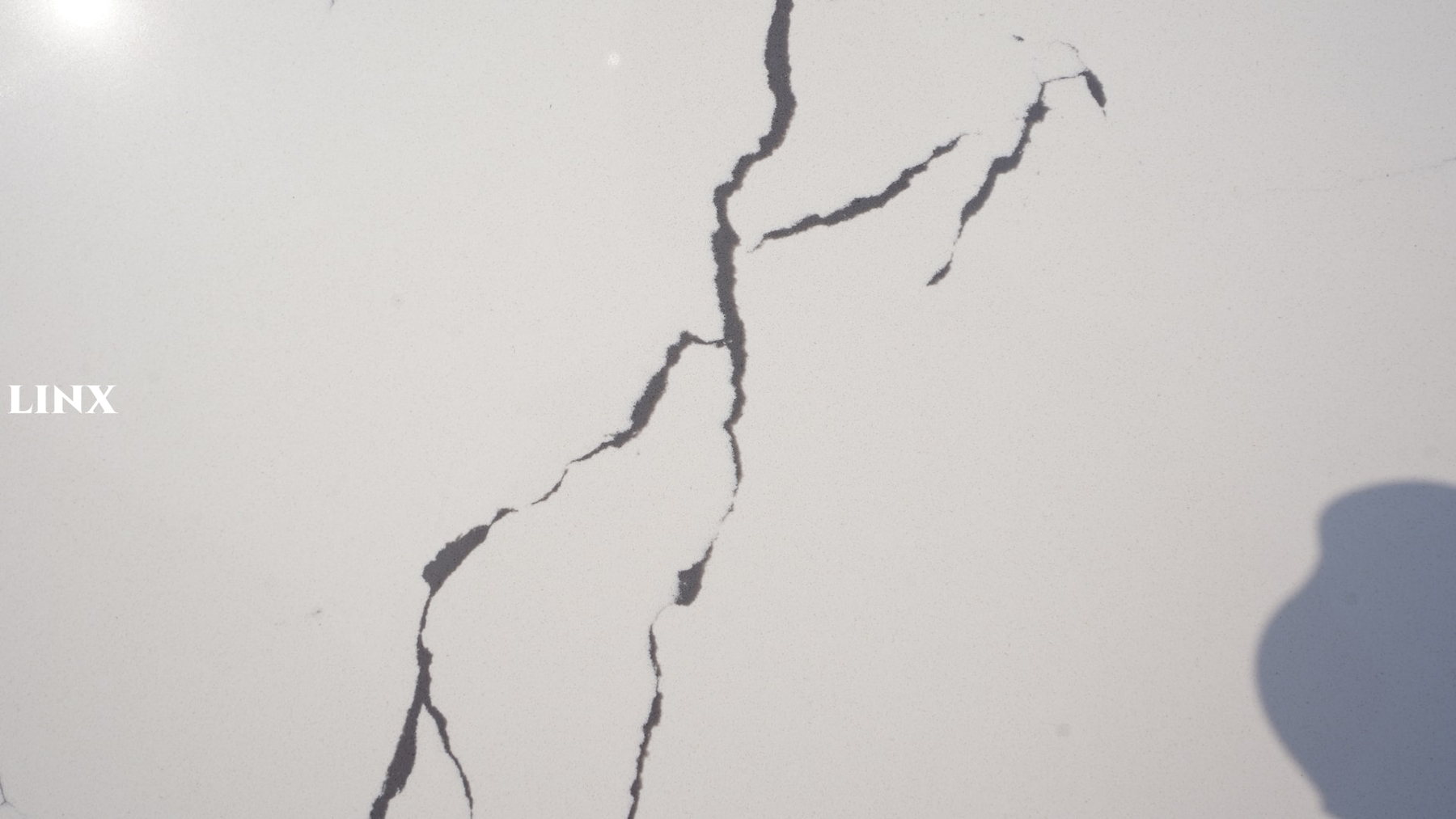 LX6872 CALACATTA WHITE QUARTZ STONE CLOSE UP 1 LINX SURFACES