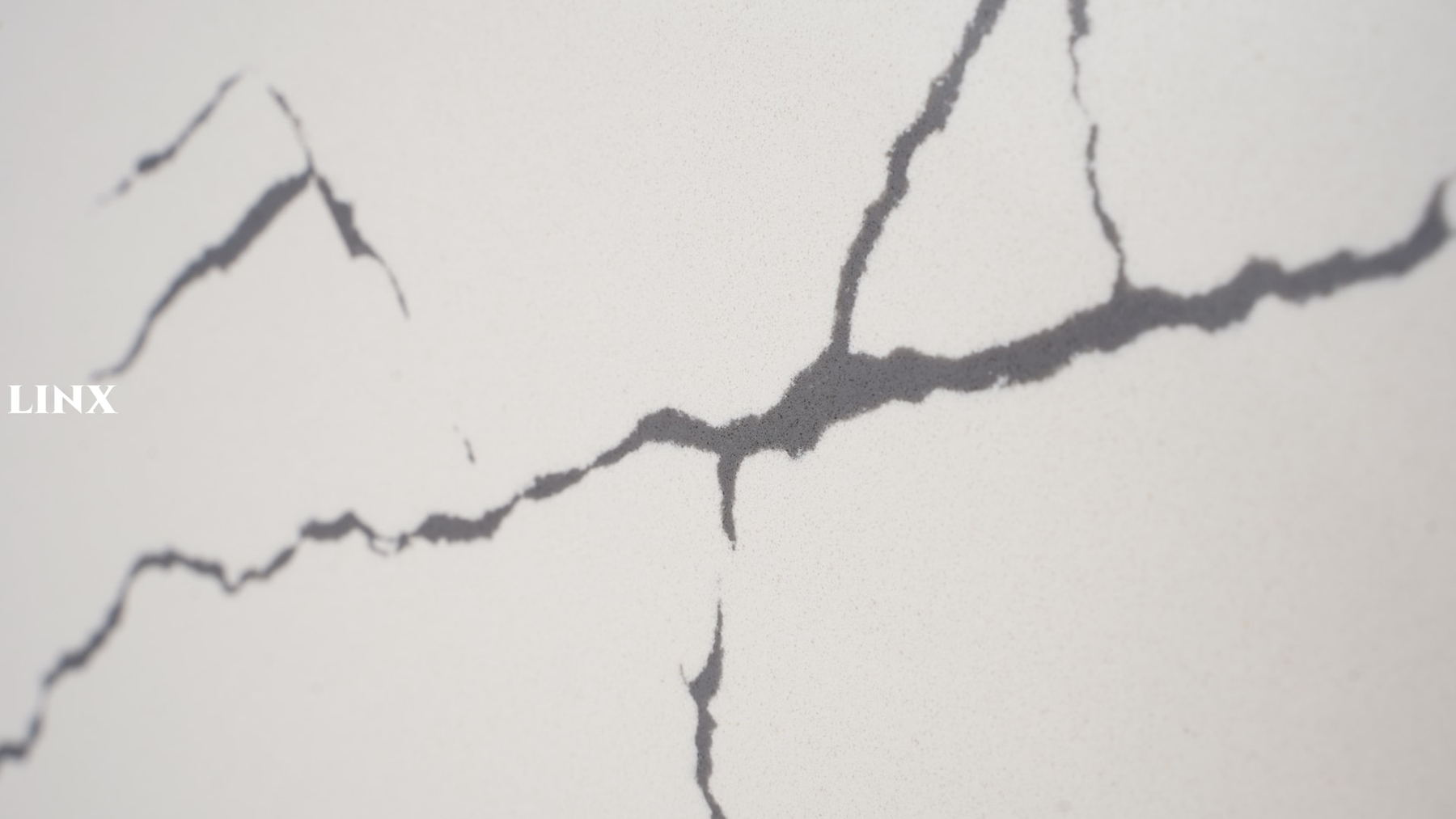 LX6872 CALACATTA WHITE QUARTZ STONE CLOSE UP 2 LINX SURFACES