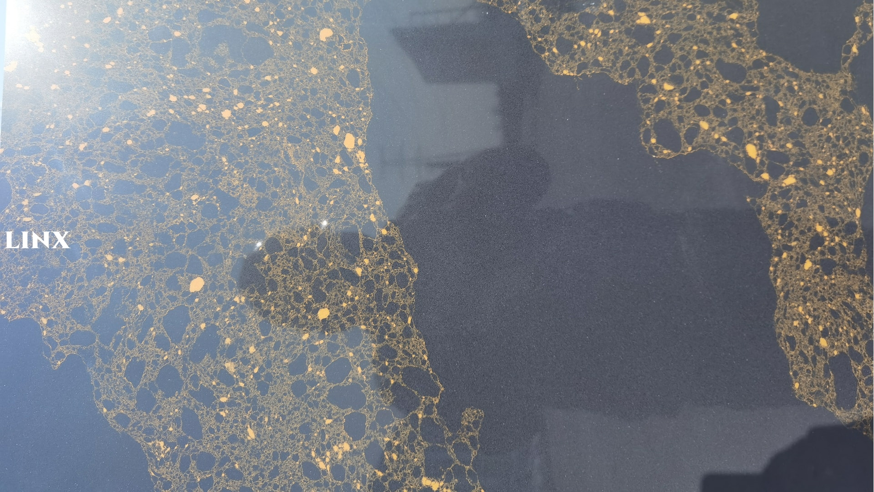 LX6873 CALACATTA BLACK QUARTZ STONE CLOSE UP 1 LINX SURFACES