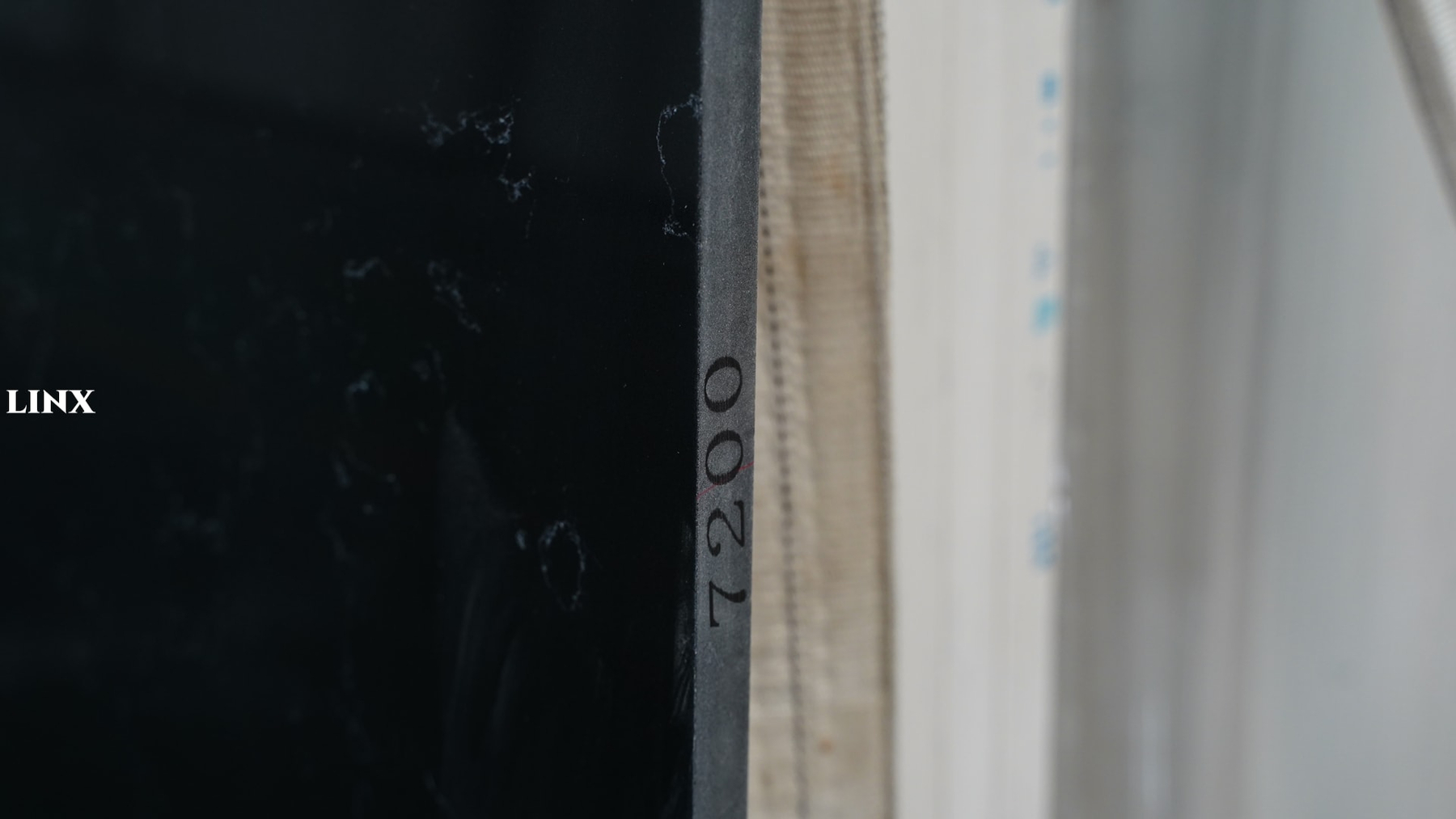 LX7200 CARRARA BLACK QUARTZ STONE CLOSE UP 6 LINX SURFACES