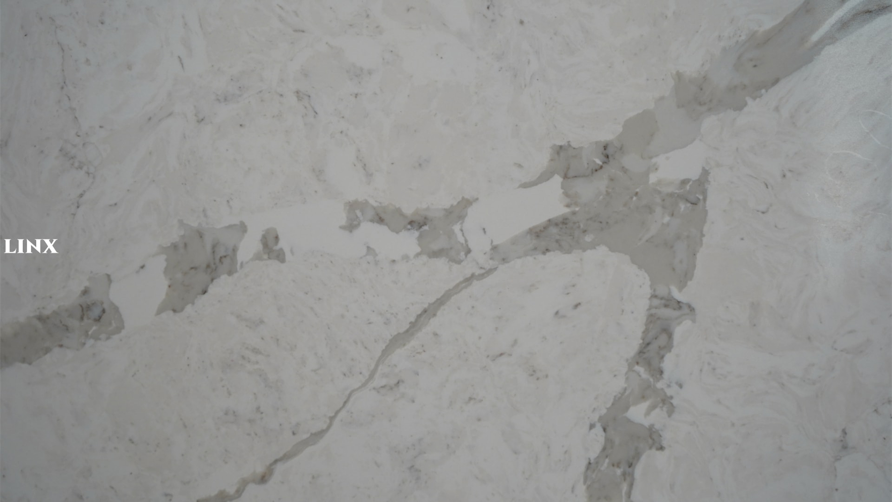 LX7367 CALACATTA WHITE QUARTZ STONE CLOSE UP 2 LINX SURFACES