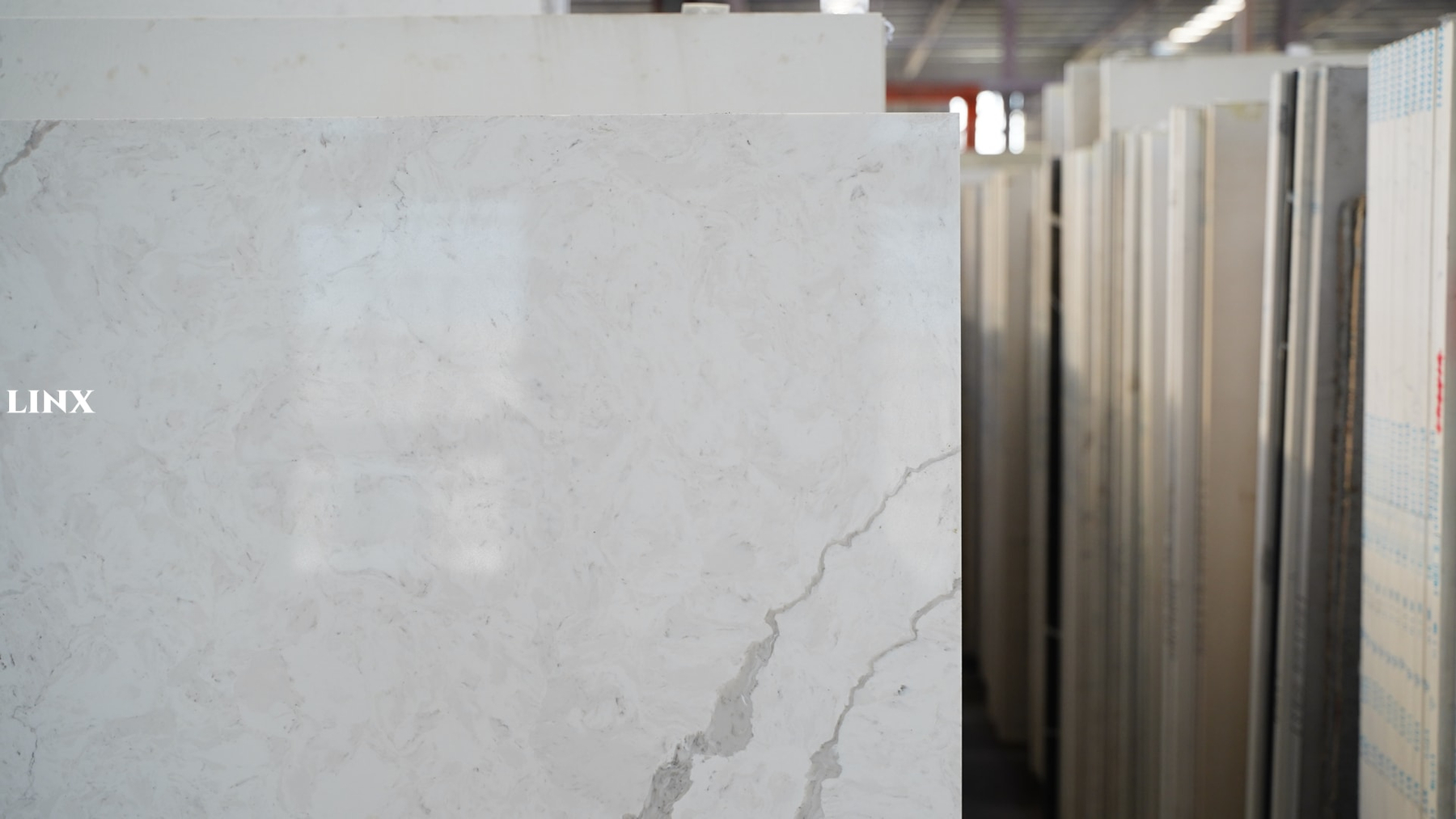 LX7367 CALACATTA WHITE QUARTZ STONE CLOSE UP 5 LINX SURFACES