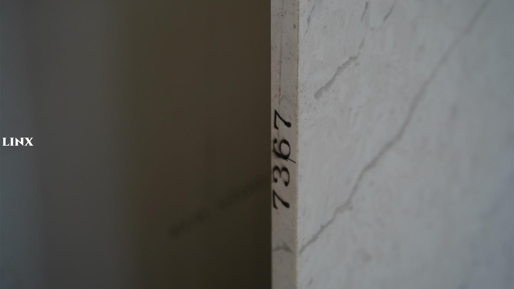 LX7367 CALACATTA WHITE QUARTZ STONE CLOSE UP 6 LINX SURFACES