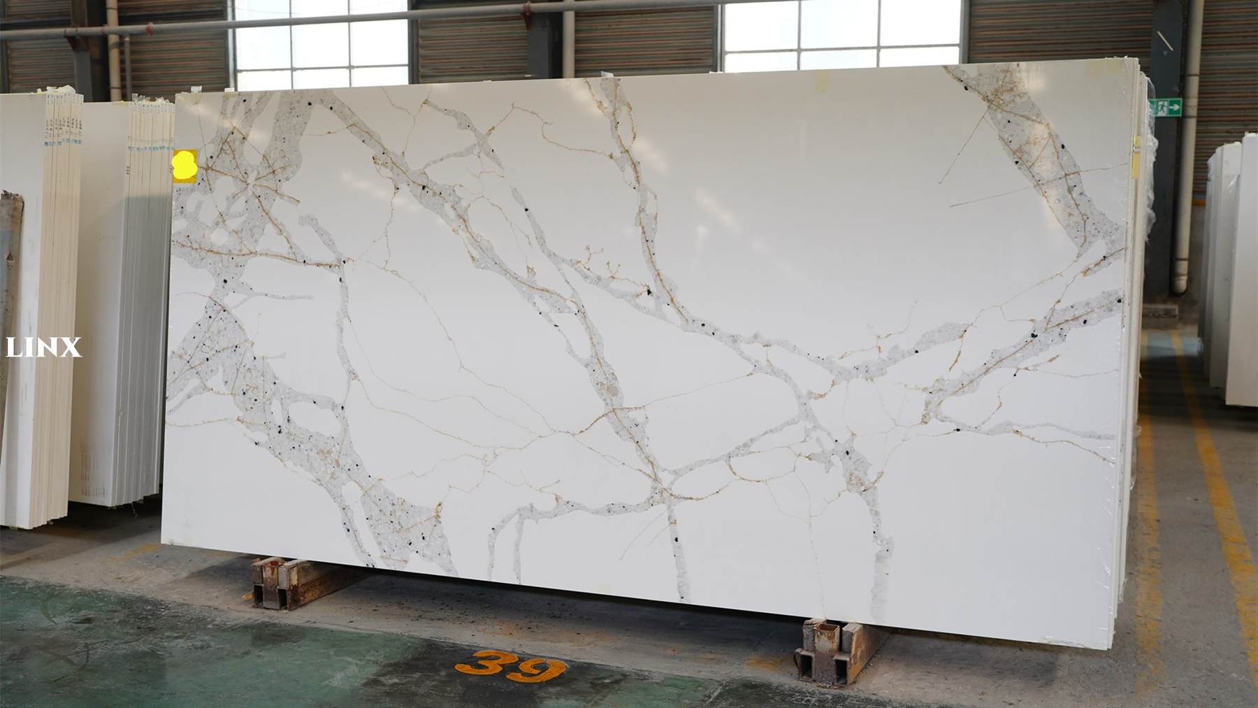 LX7369 CALACATTA WHITE QUARTZ STONE 2 LINX SURFACES
