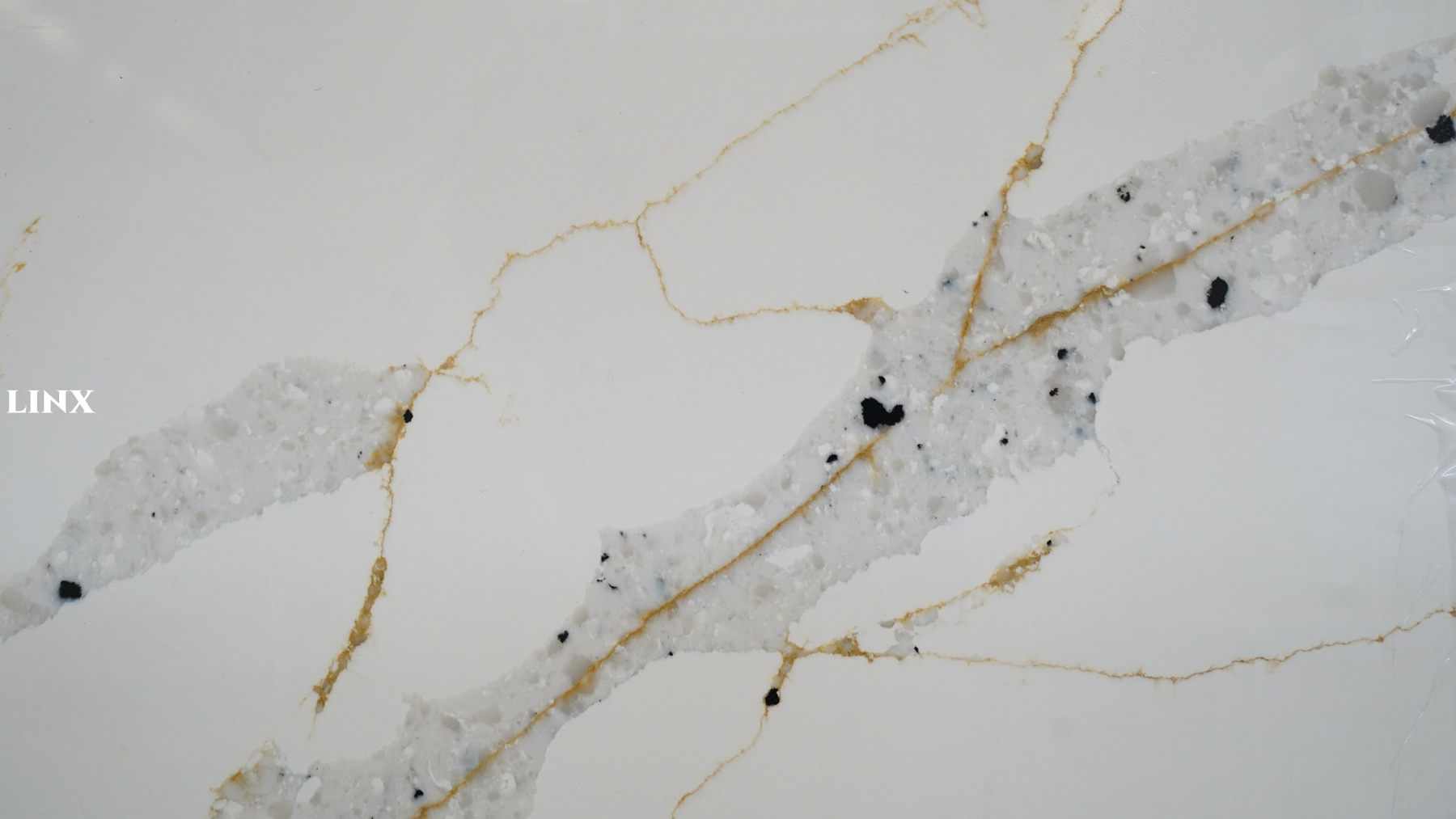 LX7369 CALACATTA WHITE QUARTZ STONE CLOSE UP 1 LINX SURFACES