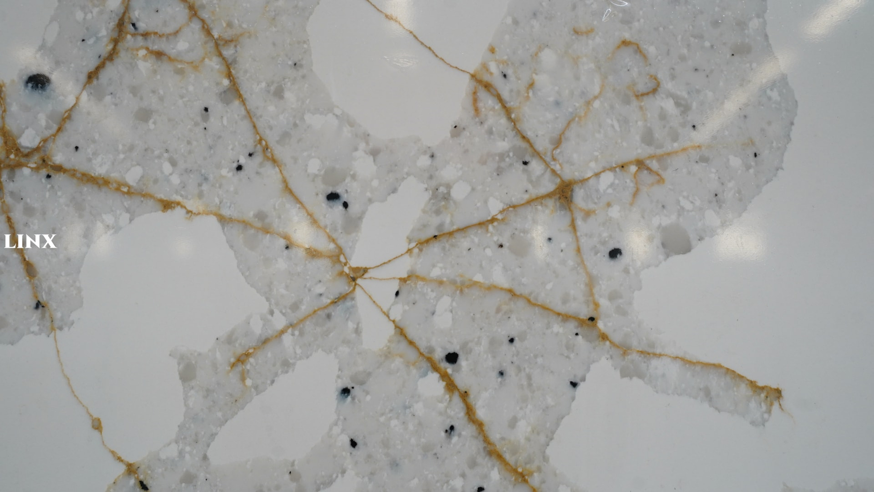 LX7369 CALACATTA WHITE QUARTZ STONE CLOSE UP 2 LINX SURFACES