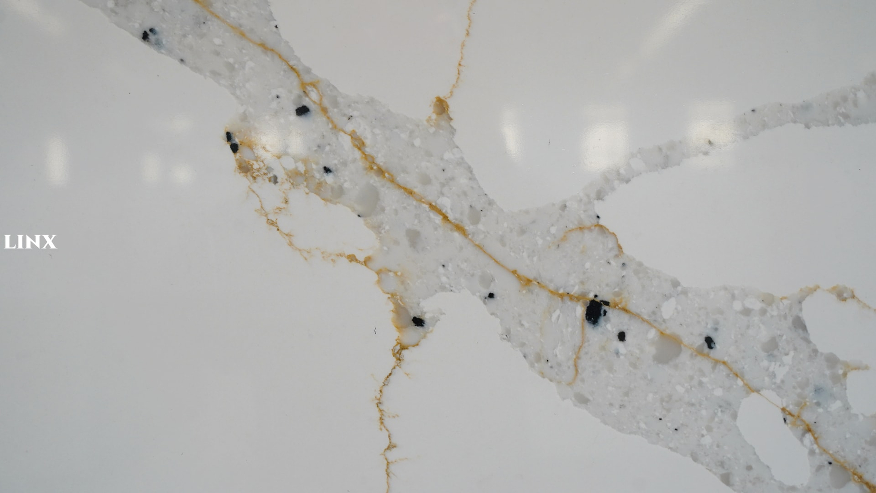 LX7369 CALACATTA WHITE QUARTZ STONE CLOSE UP 3 LINX SURFACES