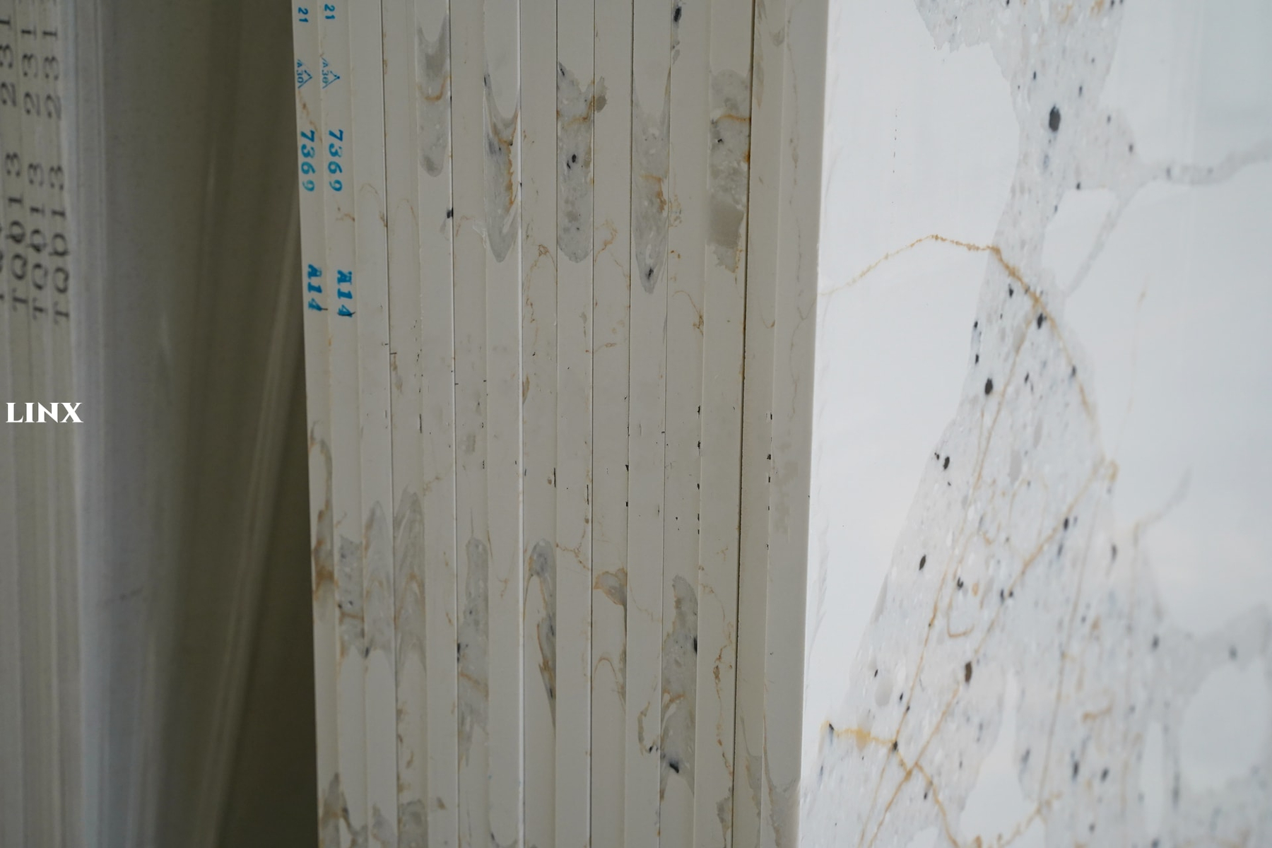 LX7369 CALACATTA WHITE QUARTZ STONE CLOSE UP 5 LINX SURFACES