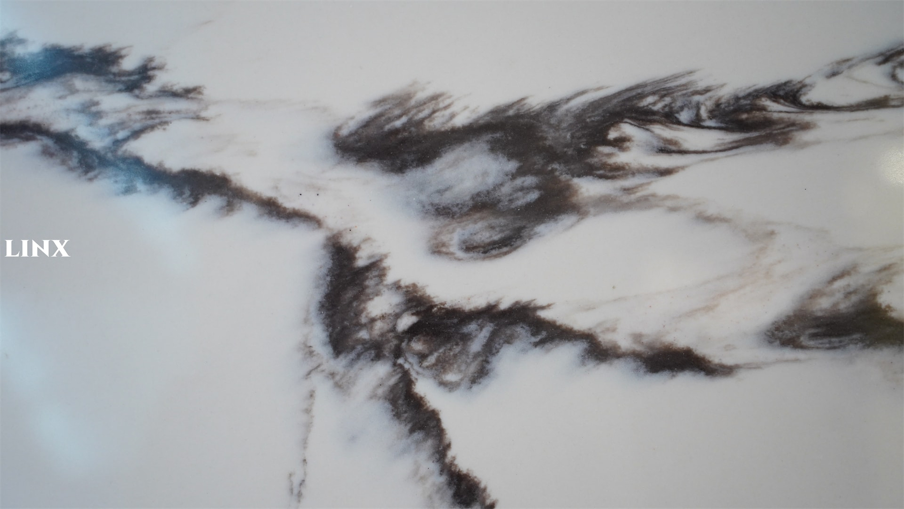 LX8002 SMOOTH DECO QUARTZ STONE CLOSE UP 2 LINX SURFACES