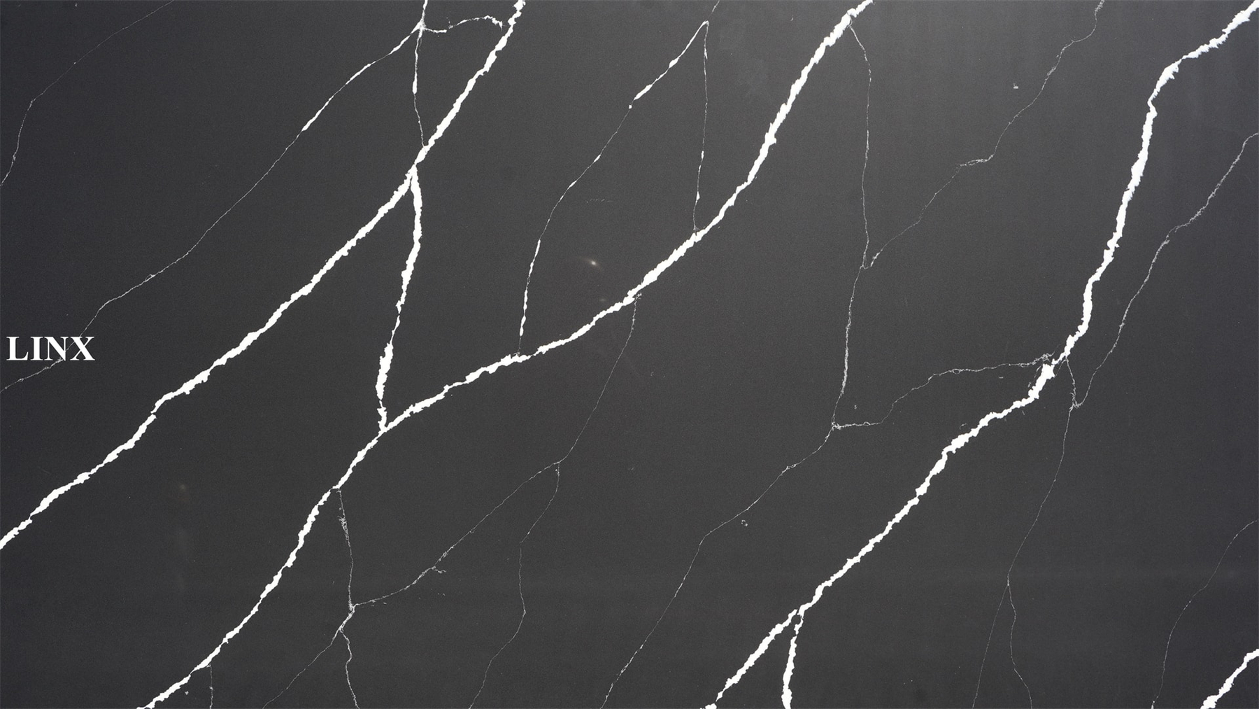 LX8014 CALACATTA BLACK QUARTZ STONE CLOSE UP 1 LINX SURFACES