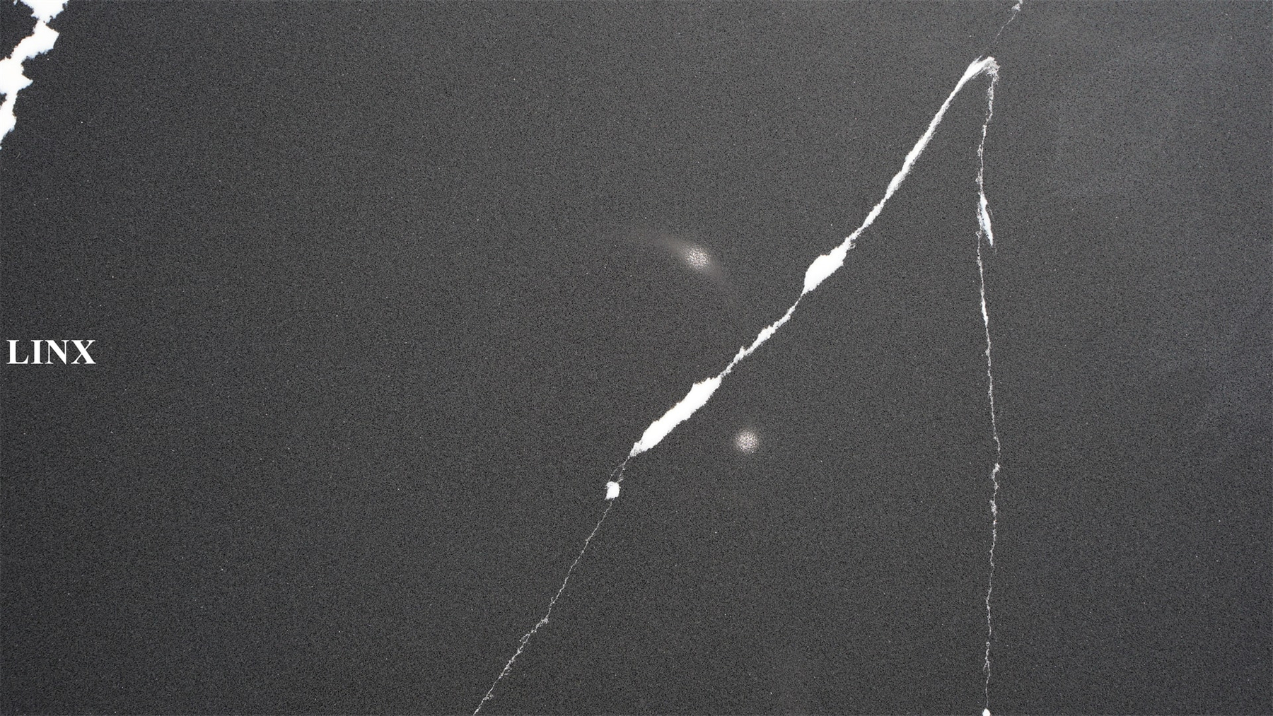 LX8014 CALACATTA BLACK QUARTZ STONE CLOSE UP 3 LINX SURFACES