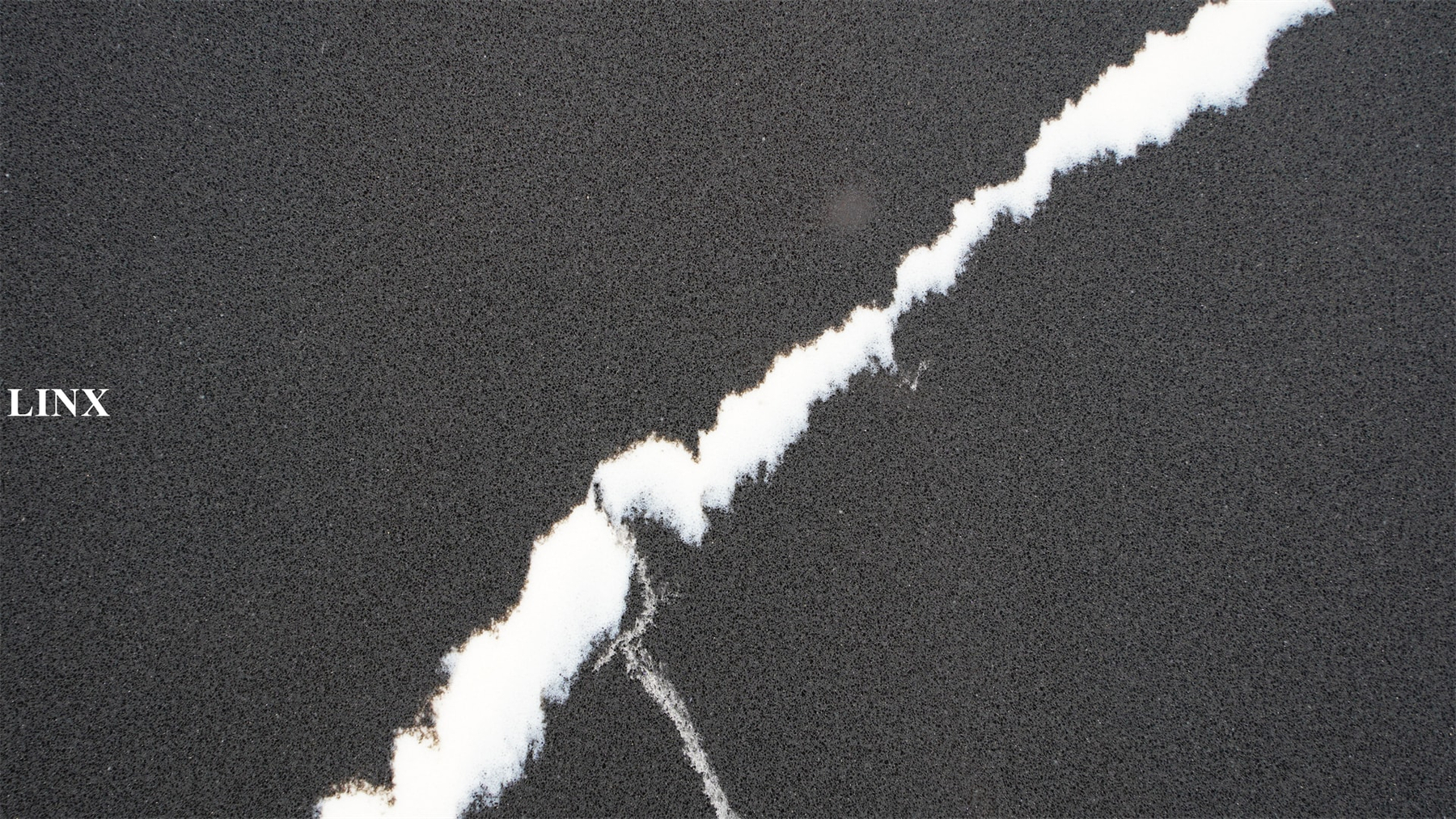 LX8014 CALACATTA BLACK QUARTZ STONE CLOSE UP 4 LINX SURFACES