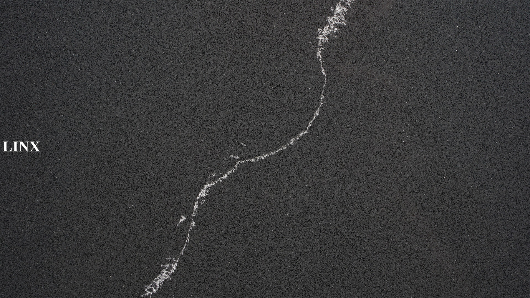 LX8014 CALACATTA BLACK QUARTZ STONE CLOSE UP 5 LINX SURFACES