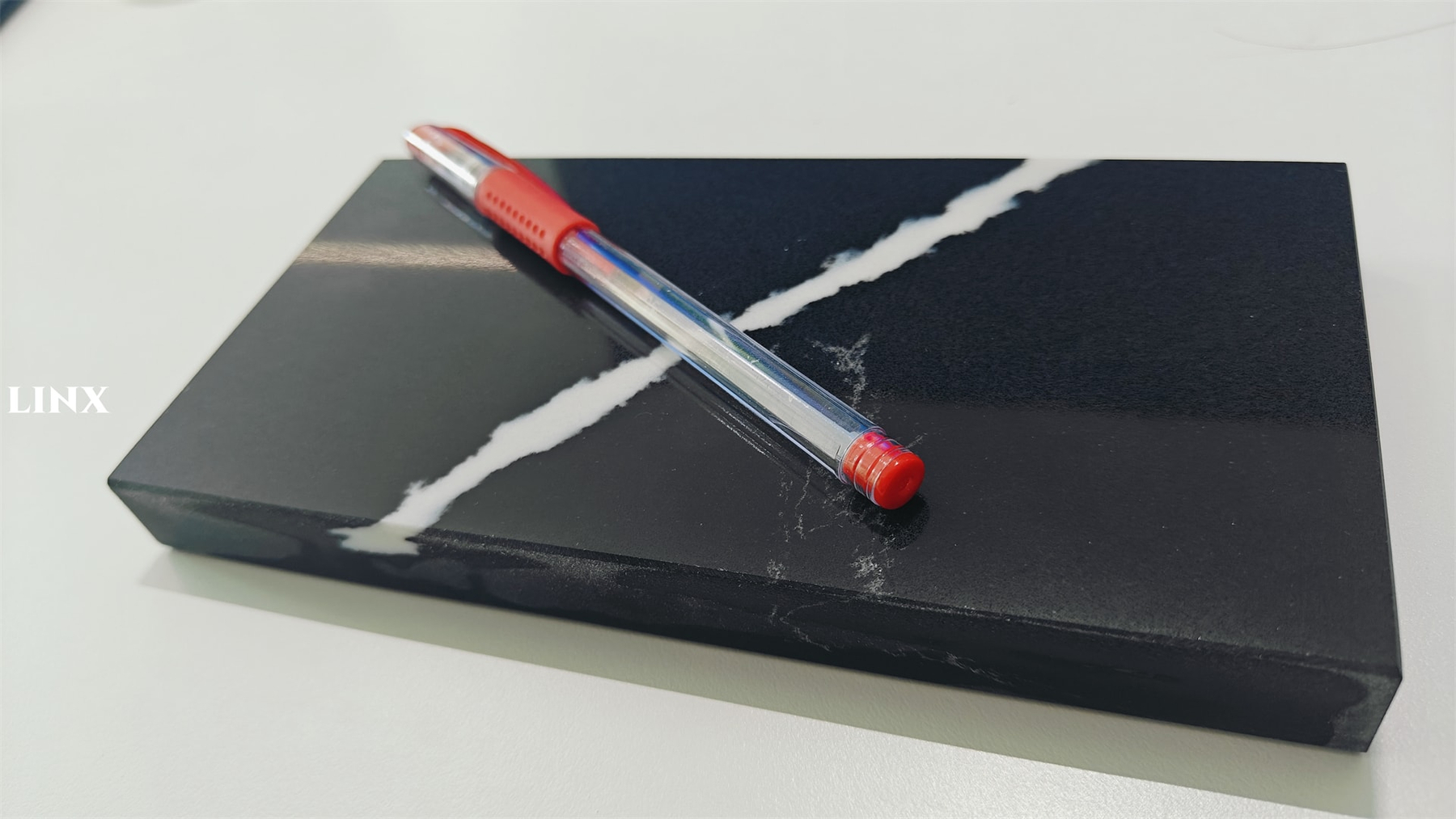 LX8014 CALACATTA BLACK QUARTZ STONE SAMPLE CLOSE 1 - LINX SURFACES