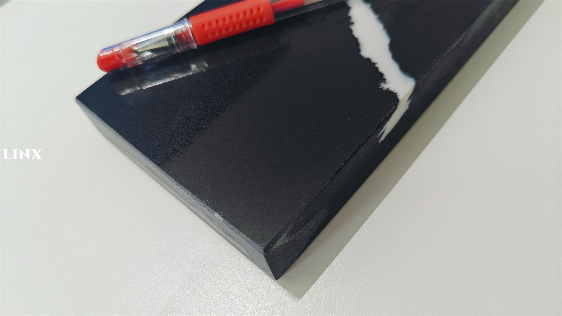 LX8014 CALACATTA BLACK QUARTZ STONE SAMPLE CLOSE 2 - LINX SURFACES