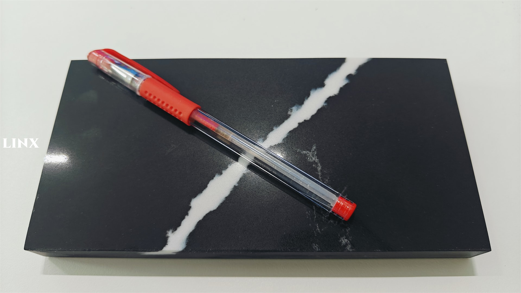 LX8014 CALACATTA BLACK QUARTZ STONE SAMPLE CLOSE 3 - LINX SURFACES