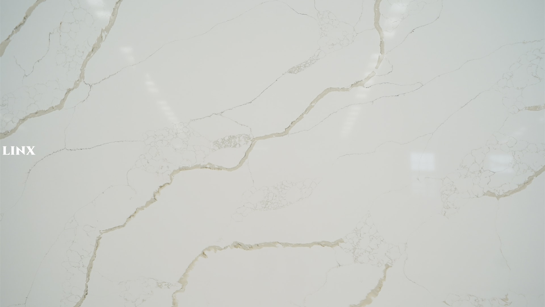 LX8044 CALACATTA WHITE QUARTZ STONE CLOSE UP 1 LINX SURFACES