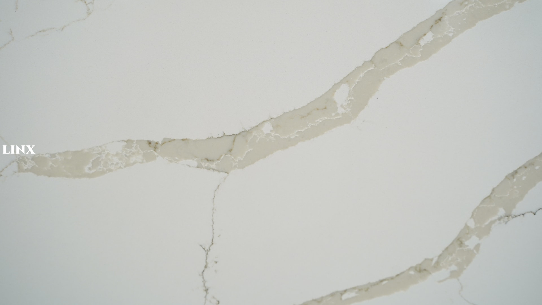 LX8044 CALACATTA WHITE QUARTZ STONE CLOSE UP 2 LINX SURFACES