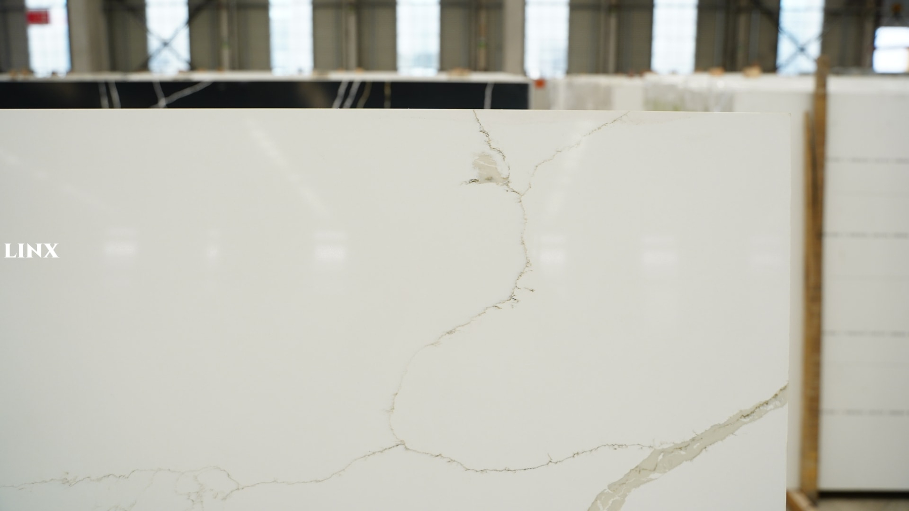 LX8044 CALACATTA WHITE QUARTZ STONE CLOSE UP 5 LINX SURFACES