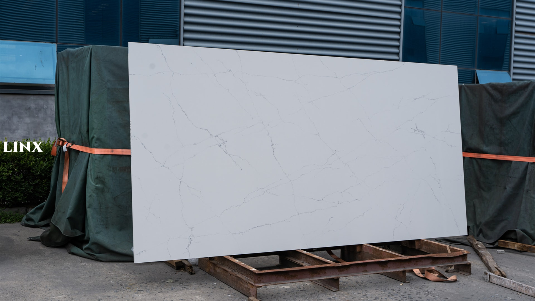 LX8084 CALACATTA WHITE QUARTZ STONE 1 LINX SURFACES