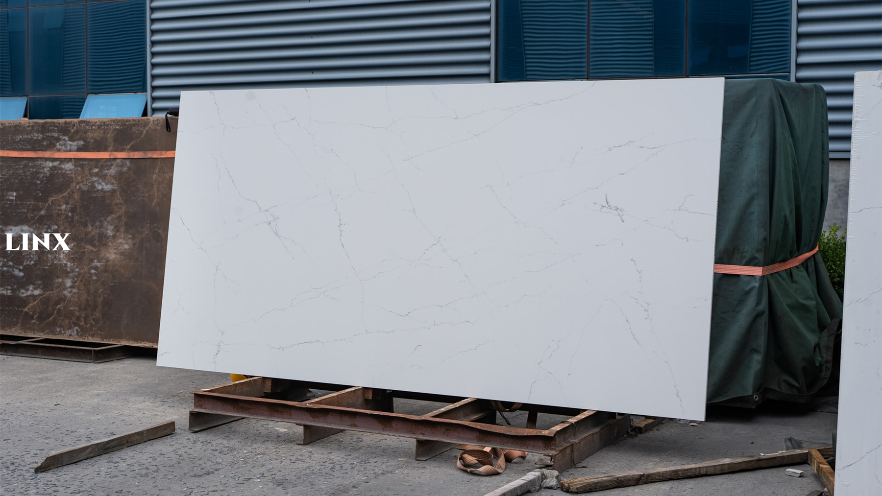 LX8084 CALACATTA WHITE QUARTZ STONE 2 LINX SURFACES