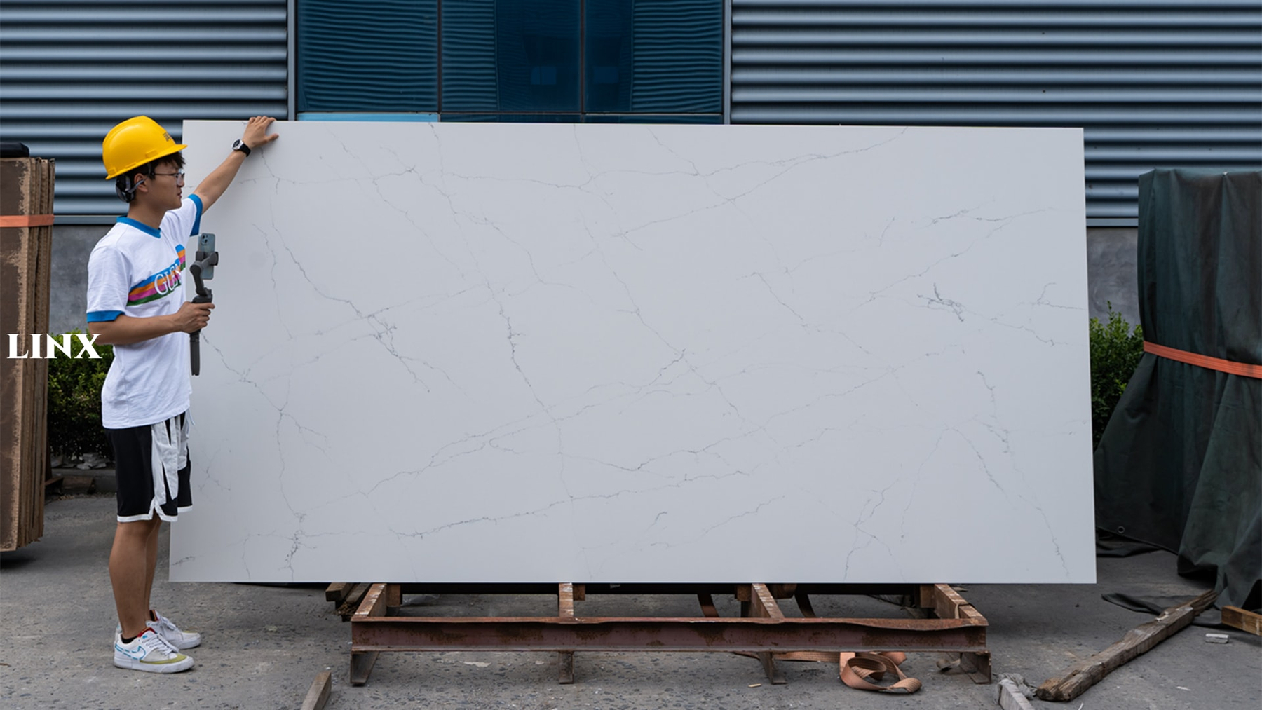 LX8084 CALACATTA WHITE QUARTZ STONE 3 LINX SURFACES