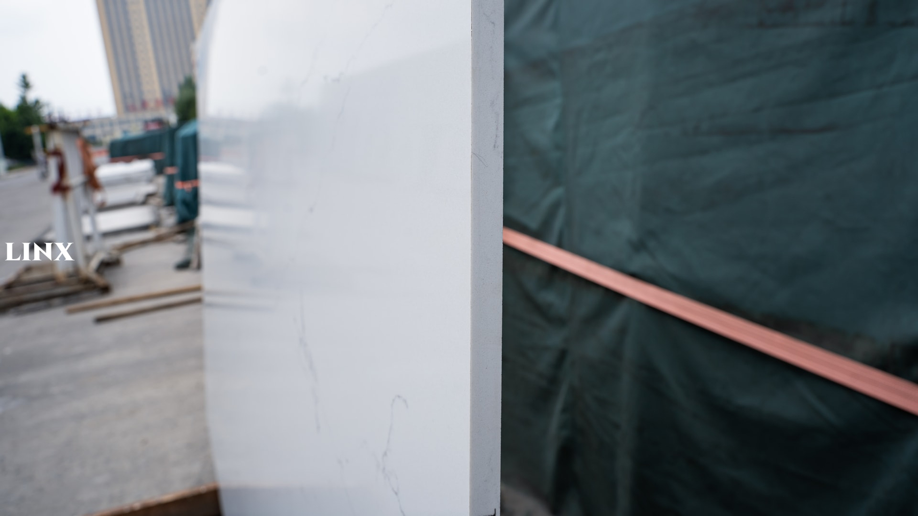 LX8084 CALACATTA WHITE QUARTZ STONE CLOSE UP 3 LINX SURFACES