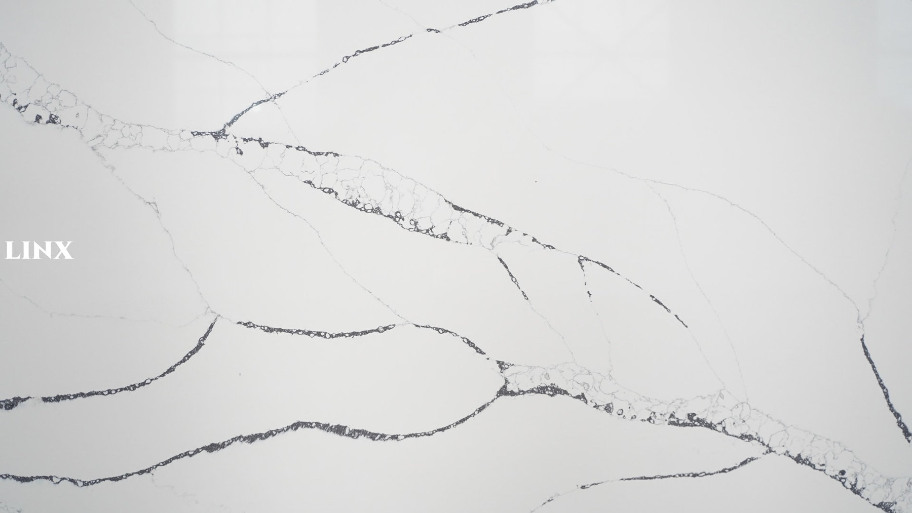 LX8108 CALACATTA WHITE QUARTZ STONE CLOSE UP 1 LINX SURFACES