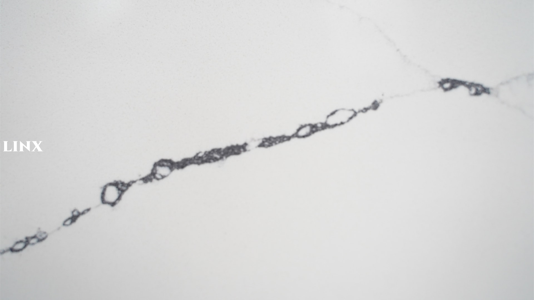 LX8108 CALACATTA WHITE QUARTZ STONE CLOSE UP 2 LINX SURFACES