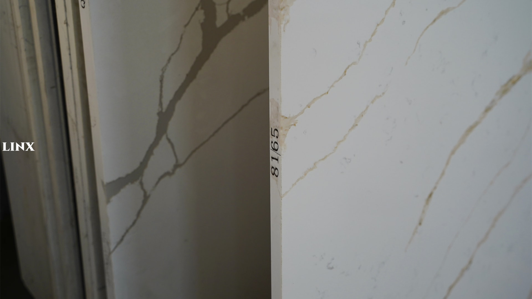 LX8165 CALCATTA GOLD QUARTZ STONE CLOSE UP 2 LINX SURFACES