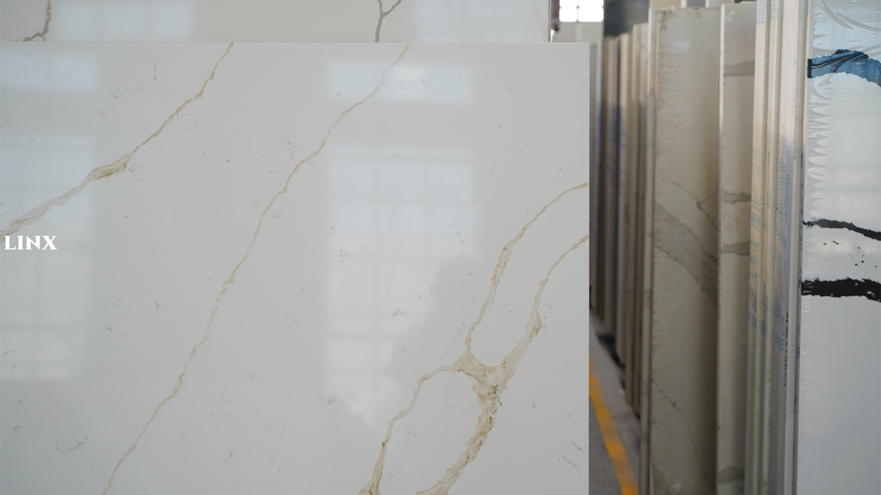 LX8165 CALCATTA GOLD QUARTZ STONE CLOSE UP 3 LINX SURFACES