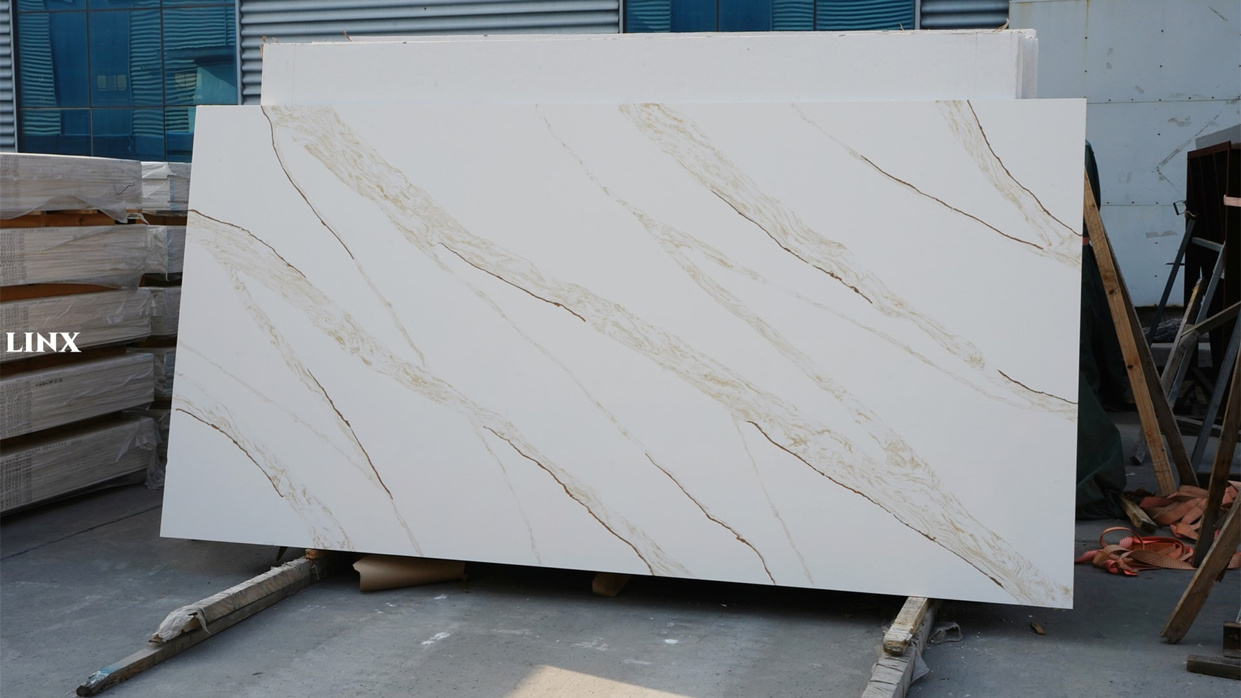LX8185 CALACATTA WHITE QUARTZ STONE 2 LINX SURFACES