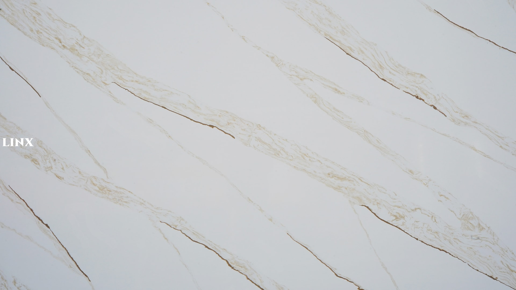 LX8185 CALACATTA WHITE QUARTZ STONE CLOSE UP 1 LINX SURFACES