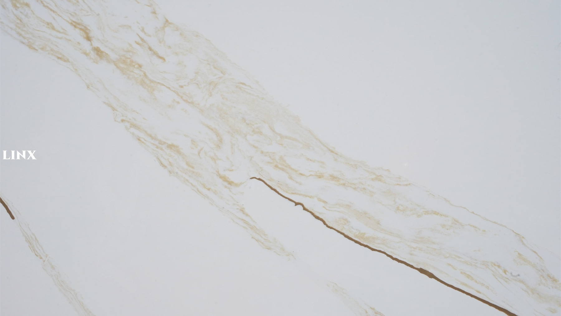 LX8185 CALACATTA WHITE QUARTZ STONE CLOSE UP 2 LINX SURFACES