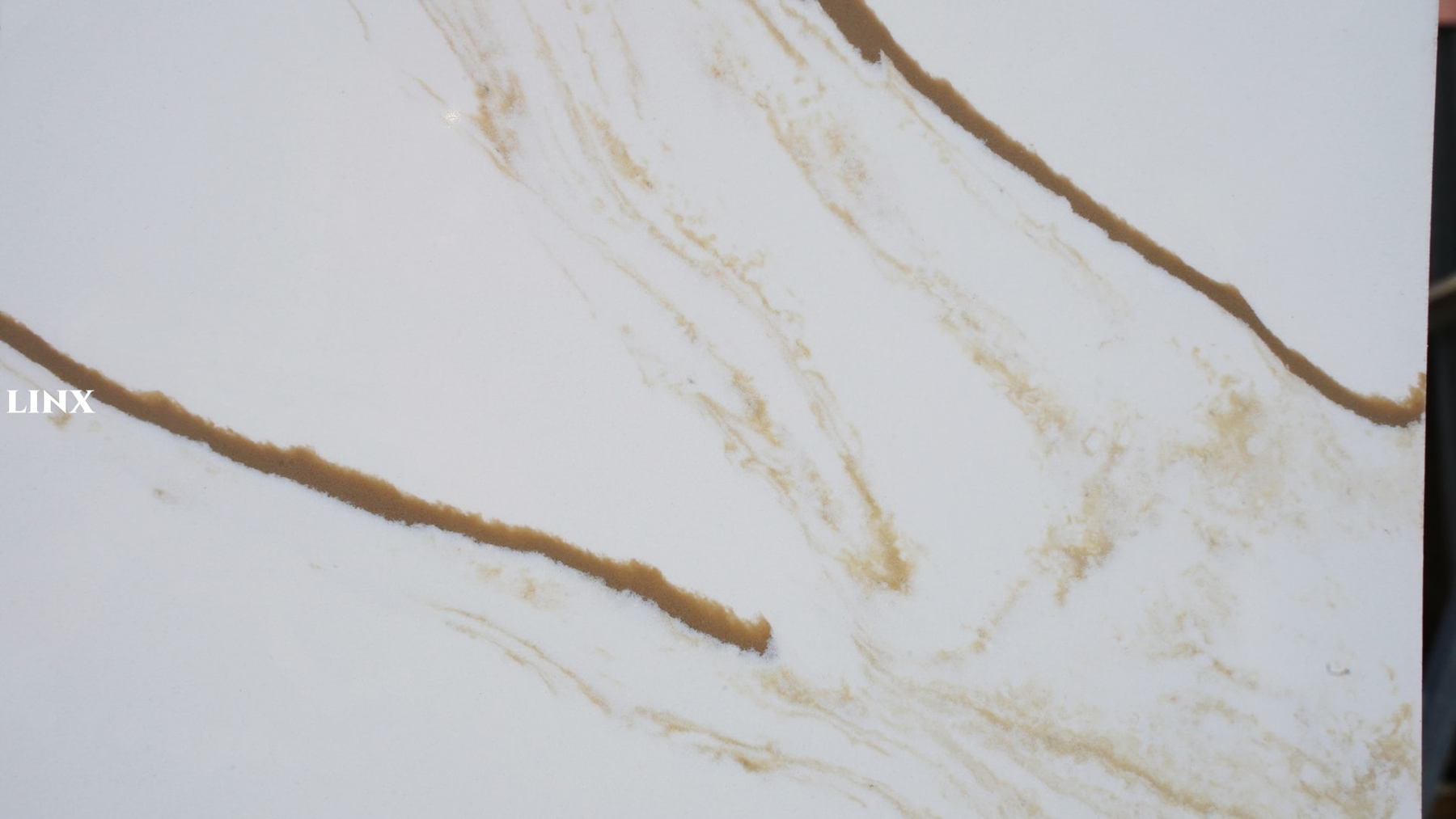 LX8185 CALACATTA WHITE QUARTZ STONE CLOSE UP 3 LINX SURFACES