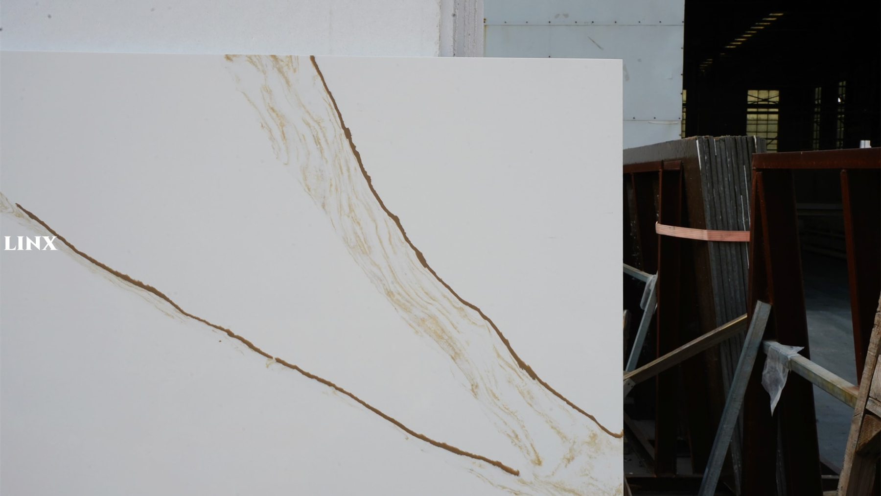 LX8185 CALACATTA WHITE QUARTZ STONE CLOSE UP 4 LINX SURFACES