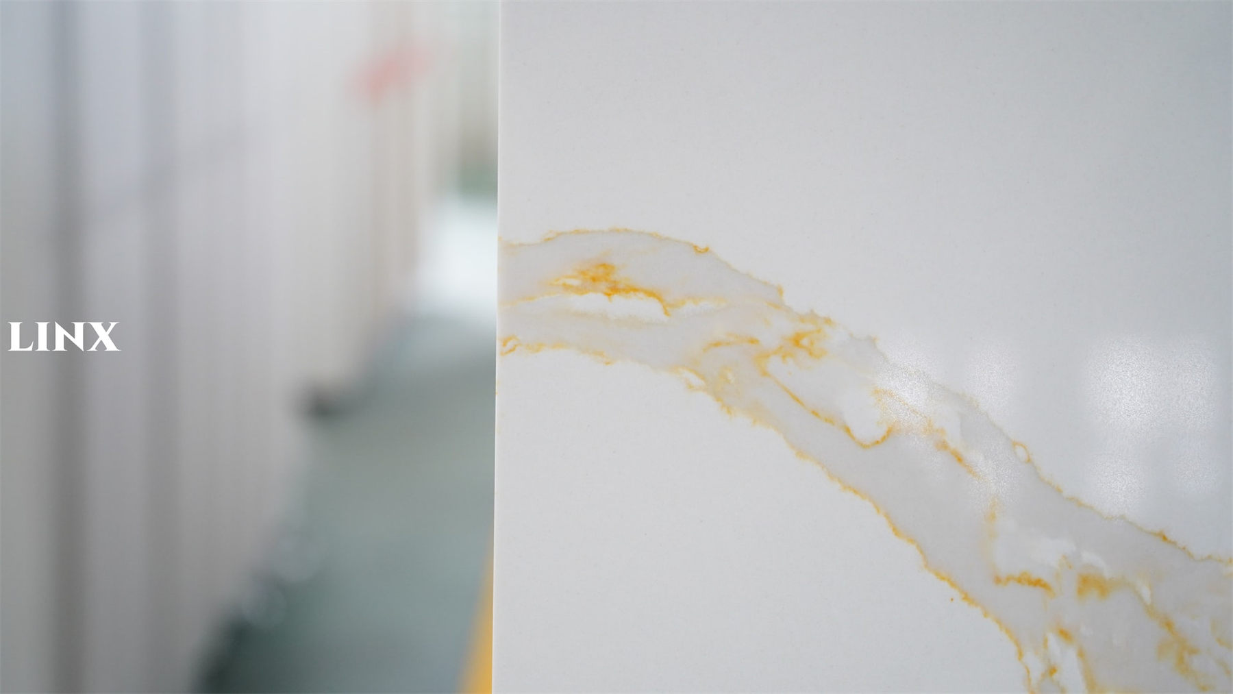 LX9001 CALACATTA GOLD CLOSE UP 2 QUARTZ STONE LINX SURFACES