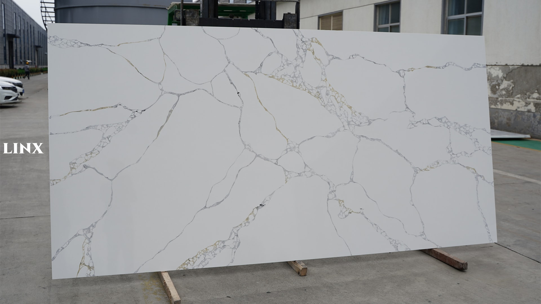 LX9002 CALACATTA WHITE QUARTZ STONE 1 LINX SURFACES
