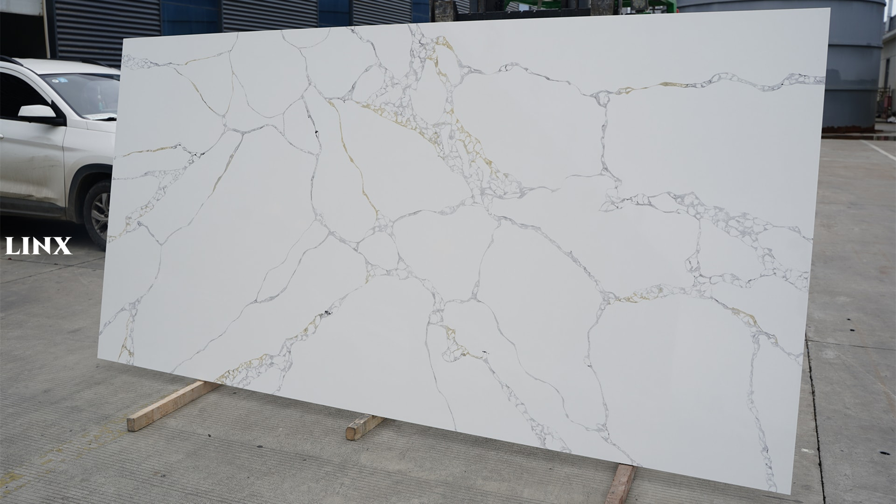 LX9002 CALACATTA WHITE QUARTZ STONE 2 LINX SURFACES